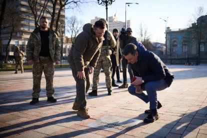 Sánchez observa davant Zelenski la placa commemorativa de l’anterior visita a Ucraïna a l’abril.