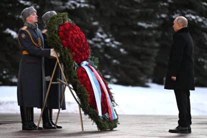 El president rus va dipositar ahir una ofrena florar a la tomba del soldat desconegut.