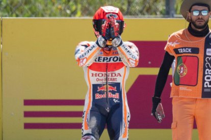 Marc Márquez, demanant perdó tot just atropellar Oliveira.