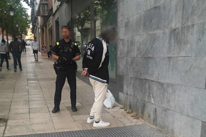 Imagen de la detención del presunto autor del robo. 