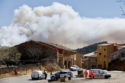 Agents de la Guàrdia Civil i membres d’emergències, a l’entrada a Vilanova de Viver (Castelló).