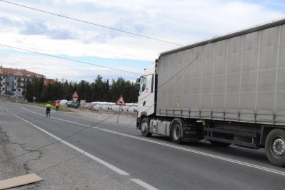 Imagen del camión que quedó atrapado en el cableado. 