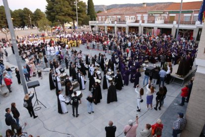 Les confraries es van concentrar a la plaça de l’Ajuntament de Mequinensa.