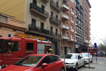 Bombers al carrer General Brito després de rebre un avís d’incendi.