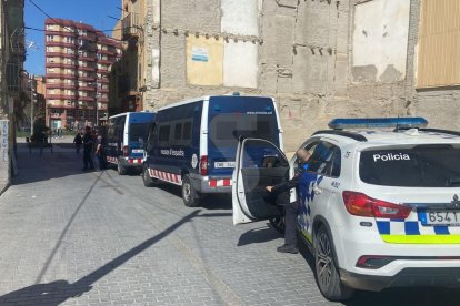 Mossos d'Esquadra i Guàrdia Urbana, aquest dimarts al carrer Boters de Lleida.