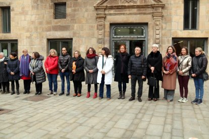 La consellera d'Igualtat i Feminismes, Tània Verge, i altres representants institucionals i del consistori de Tàrrega al minut de silenci que s'ha fet amb motiu del primer aniversari de la invasió russa a Ucraïna