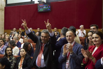 Representants dels municipis de Doñana celebren la votació.