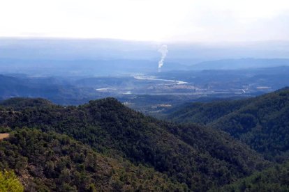 Fotografía hecha desde Almatret, en el Segrià, donde se puede ver la central de Ascó al fondo