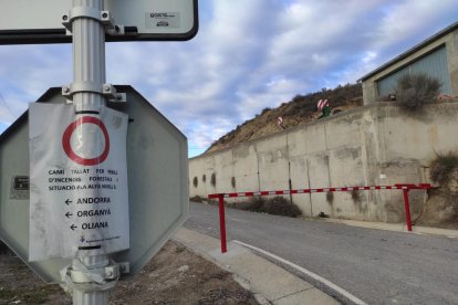 El camino de Vilanova de l’Aguda cortado para impedir el paso de vehiculos por la población.