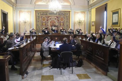 Una de las votaciones de la sesión plenaria de la Paeria de ayer.