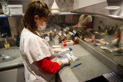 Núria Pera, la farmacéutica de la farmacia Pera Ysac en Vilanova de la Barca, preparando uno de los blísteres que ofrece a sus clientes.