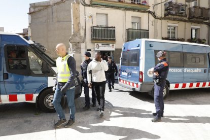 En la imagen uno de los detenidos en un operativo que se llevó a cabo en la calle Boters. 