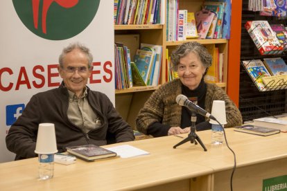 Los escritores pallareses Pep Coll y Maria Barbal, ayer en la librería Caselles de Lleida.