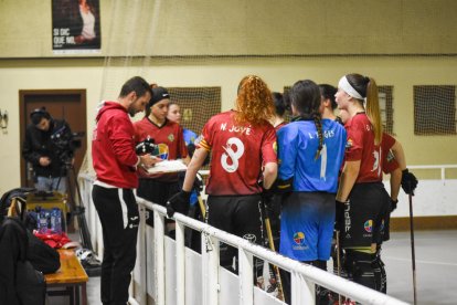 Miquel Serret, entrenador de l’Alpicat, dona instruccions a les jugadores dimarts passat a Vila-sana.