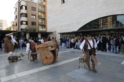 Una de las propuestas teatrales frente al Auditori Municipal.