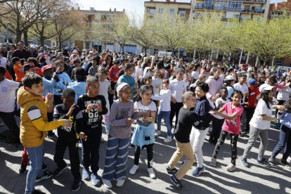 Cientos de escolares en una caminata para fomentar la actividad física