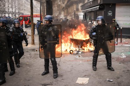 La policía asegura su posición durante una manifestación.