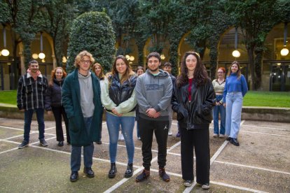 Protagonistas?  En primer plano, cuatro de los doce estudiantes de últimos cursos de grado que han dado su opinión para este reportaje, en el que han participado alumnos de cuatro de los campus de la UdL; Rectorado, Cappont, Ciencias de la salud  ...