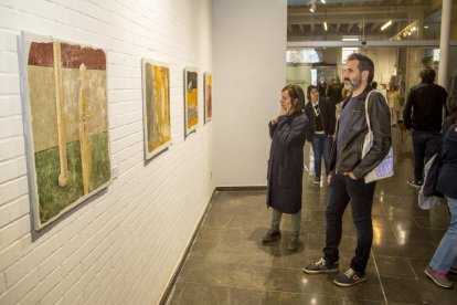 El público, apreciando ayer las obras de Josep Minguell en la inauguración de la exposición.