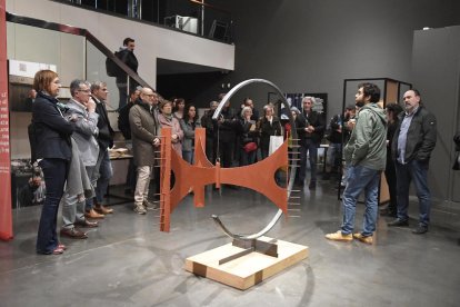 Inauguración en el Museu de Lleida, con la escultura en primer plano que Viladot regaló a Vallverdú.