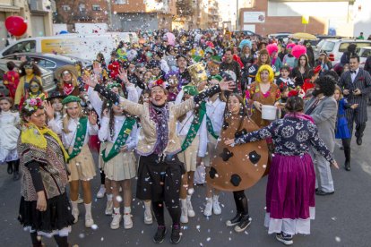 Centenars de veïns de Pardinyes van gaudir la festa de Carnaval.