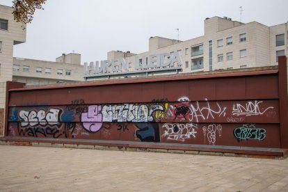 La parte posterior del edificio del antiguo Lauren está repleto de pintadas.