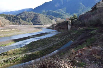 Una imatge de l'embassament d'Oliana, a la conca del Segre, que es troba en estat d'emergència.