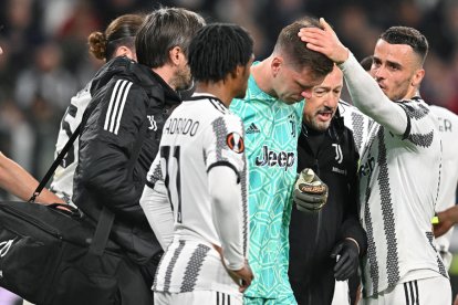 Szczesny, portero de la Juventus, en el momento en que abandona el campo.