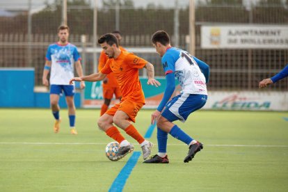 Una jugada del partido de la primera vuelta, en el que el Mollerussa se impuso al Atlètic Lleida.