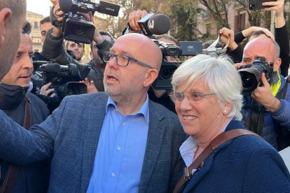 El abogado Gonzalo Boye y la exconsellera Clara Ponsatí, rodeados de cámaras, en el momento de ser detenida por los Mossos d'Esquadra en Barcelona.