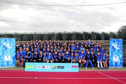 Foto de familia de los atletas y entrenadores de la Associació Atlètica Xafatolls de Mollerussa.