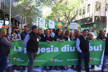 Medio centenar de payeses se concentraron ayer en Barcelona.