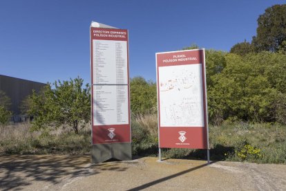 Los paneles informativos en el polígono de Cervera.