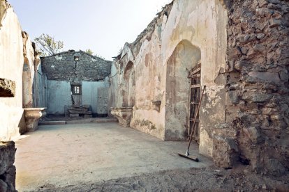 La ermita, sin tejado y con grietas en los muros. 