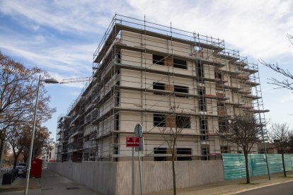 Imagen de archivo de un edificio en obras en Lleida ciudad.