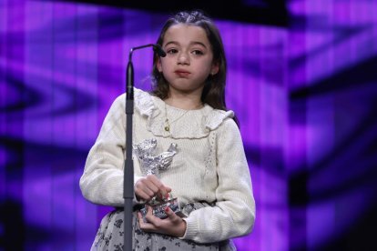 Sofía Otero con el Oso de Plata de la Berlinale. 