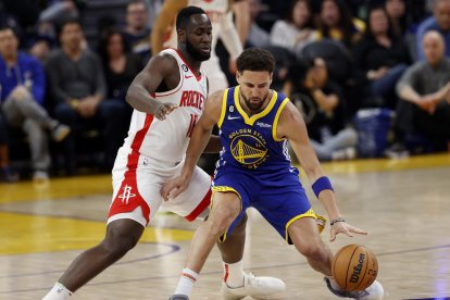 Klay Thompson bota el balón ante Usman Garuba.