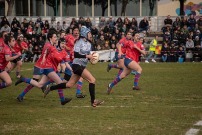 De gris, Ariadna Monreal, que juega en el Inef Lleida, corre con el balón perseguida por rivales.