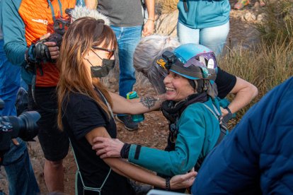 Beatriz Flamini es recibida al salir de la cueva de Motril (Granada), este viernes, después de pasar 500 días a 70 metros de profundidad.