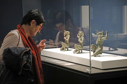 Tres estatuillas de bronce de un faraón y dos representaciones del dios Horus, en la muestra en Lleida.