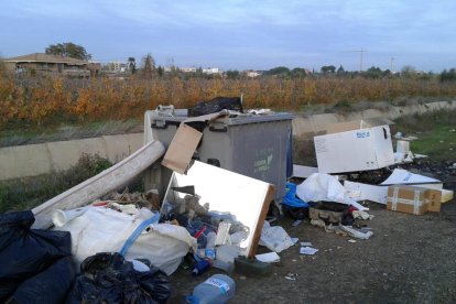 Imagen de archivo de un vertido ilegal de basura en l’Horta. 