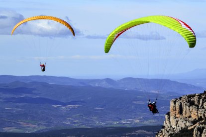 Imagen de archivo de dos parapentistas en La Vall d’Àger. 