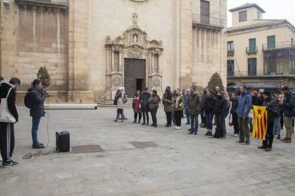 La concentració, ahir al migdia a la plaça Major de Tàrrega.