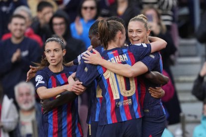 La sueca Fridolina Rolfö, autora de dos gols, celebra l’1-0 amb les seues companyes.