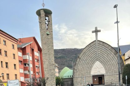 El Pont de Suert. La plaza dels Pirineus, frente a la iglesia Nova de L’Assumpció, fue el centro neurálgico el sábado de la fiesta de Carnaval en la capital de la Alta Ribagorça.