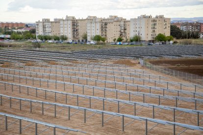 Els panells del parc solar més gran de la capital que ja s’han instal·lat.