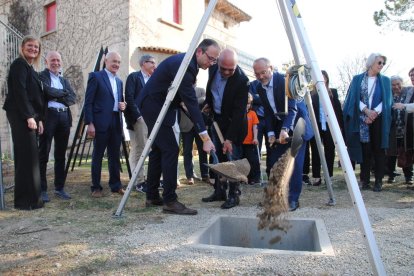 Les autoritats, a l’acte d’instal·lació de la primera pedra.