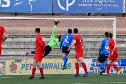 Víctor, en una bona intervenció, evita un gol de l’Igualada.