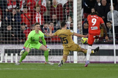 El delantero del Almería El Bilal supera en carrera a Christensen y batiría con este disparo a Ter Stegen logrando el gol del triunfo local.