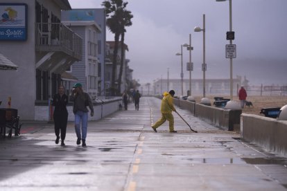 California está siendo azotada por una tormenta.